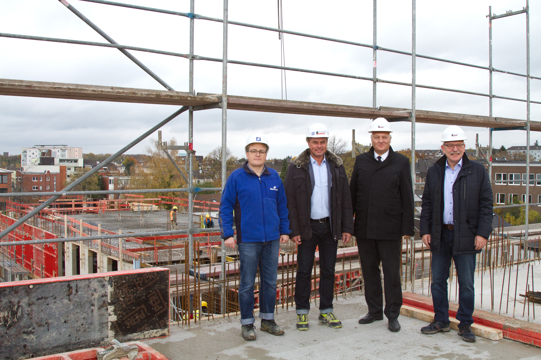 Über den Dächern von Düren: Bauleiter Stefan Keulen (v.l.), Investor Jörg Frühauf von „F&S concept“, Landrat Wolfgang Spelthahn und Peter Kaptain Geschäftsführer Gesellschaft für Infrastrukturvermögen des Kreises Düren (GIS) bei der Baustellenbegehung des künftigen „Bismarck Quartier“. Bild: Tameer Gunnar Eden/Eifeler Presse Agentur/epa